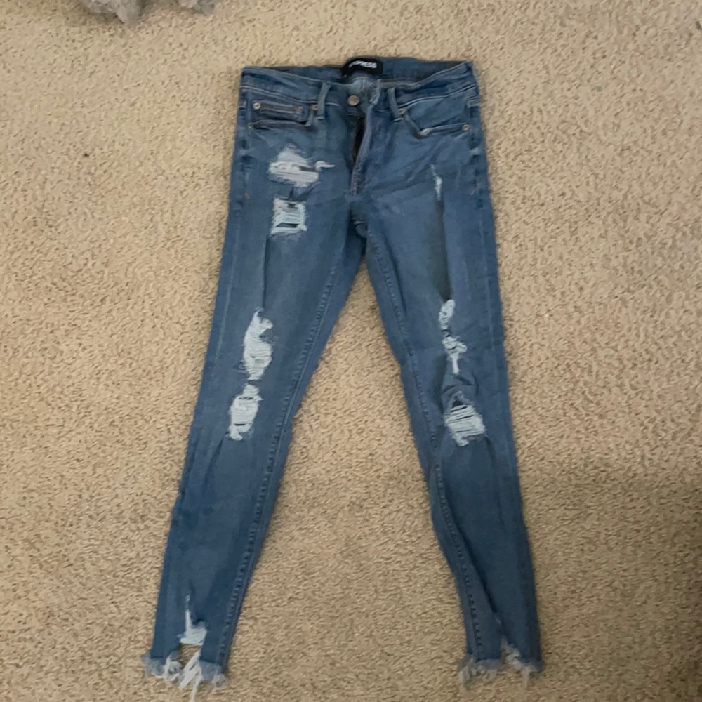 Distressed skinny jeans
